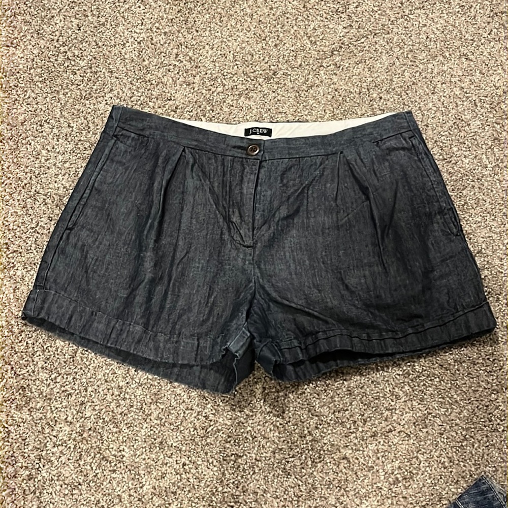 J Crew dress shorts sz 4. Waist to hem 11.5”. Pet and smoke free home